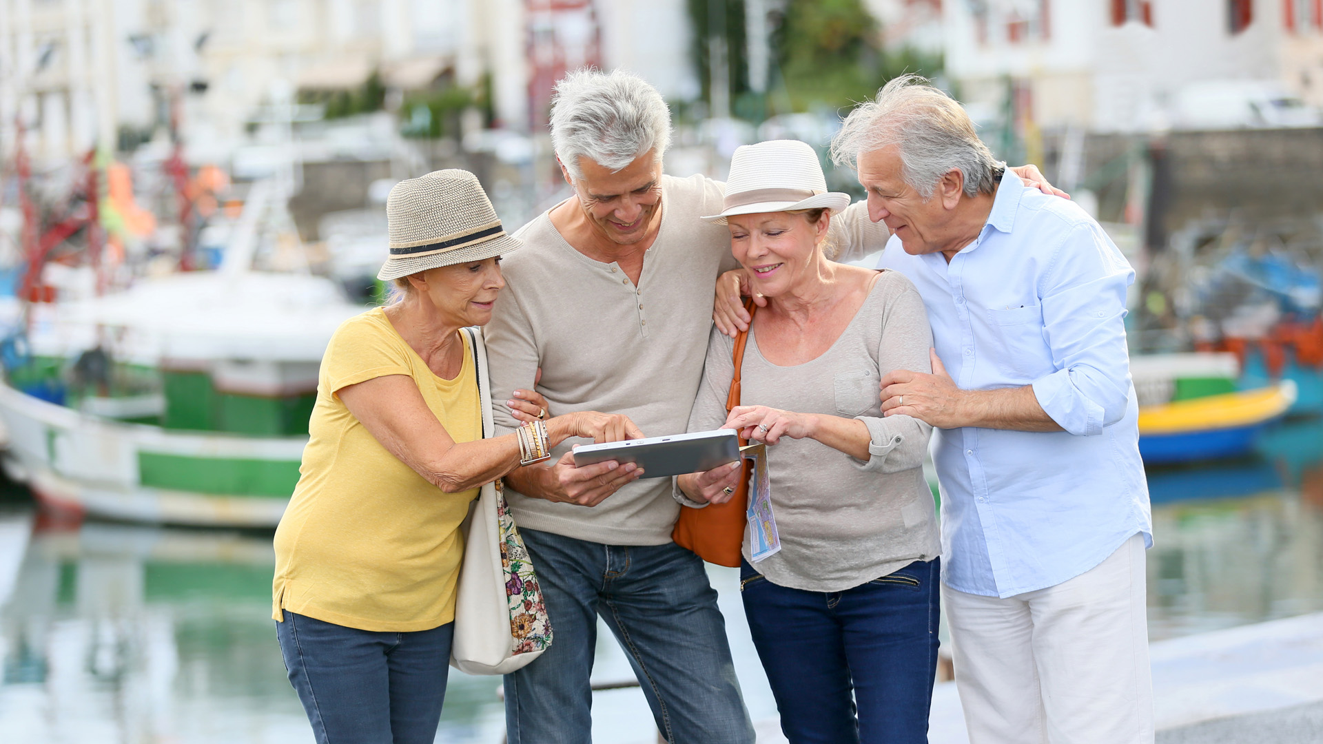 Бабушки путешествуют. Пенсионеры за границей. Путешествия пожилых. Счастливые пожилые люди. Путешествие пожилых людей.